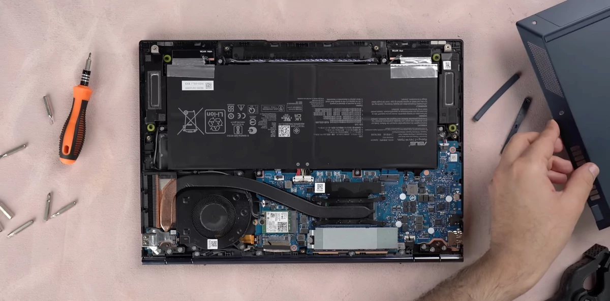 ASUS Zenbook 14 OLED-24 © © Beebom