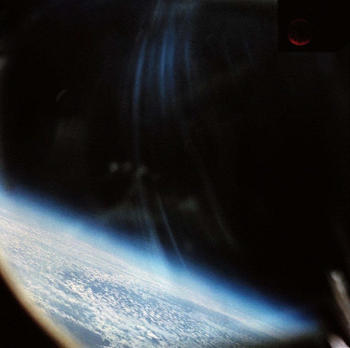 La vue depuis la capsule Mercury une fois en dehors de l&#039;atmosphère. Crédits NASA