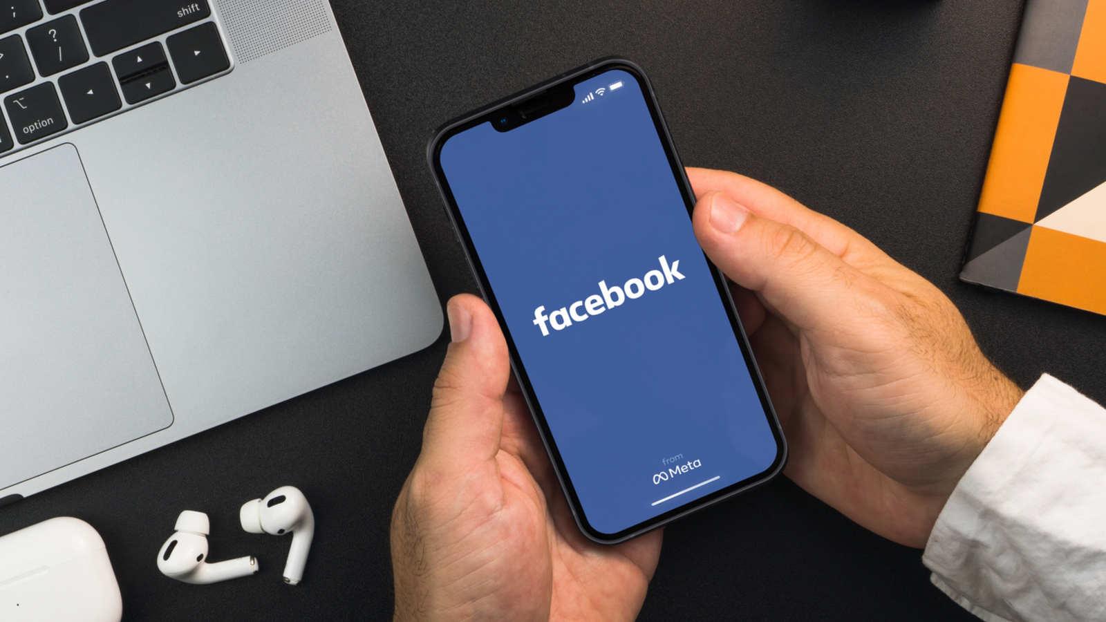 Mais pourquoi Facebook fait-il disparaître le mode sombre sur iPhone chez certains d'entre vous ?