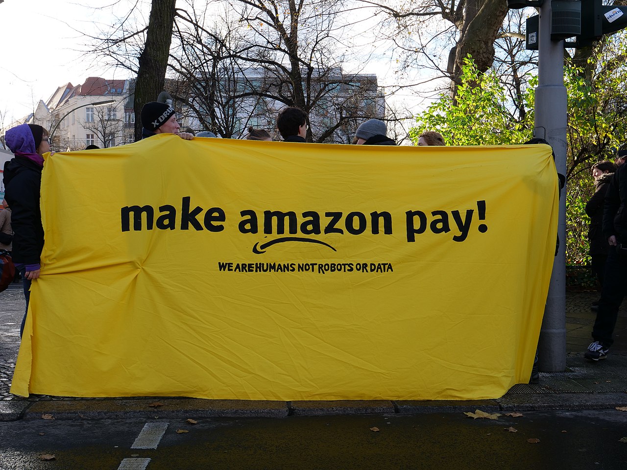 Aux États-Unis, Microsoft embrasse les syndicats quand Amazon n'en veut pas