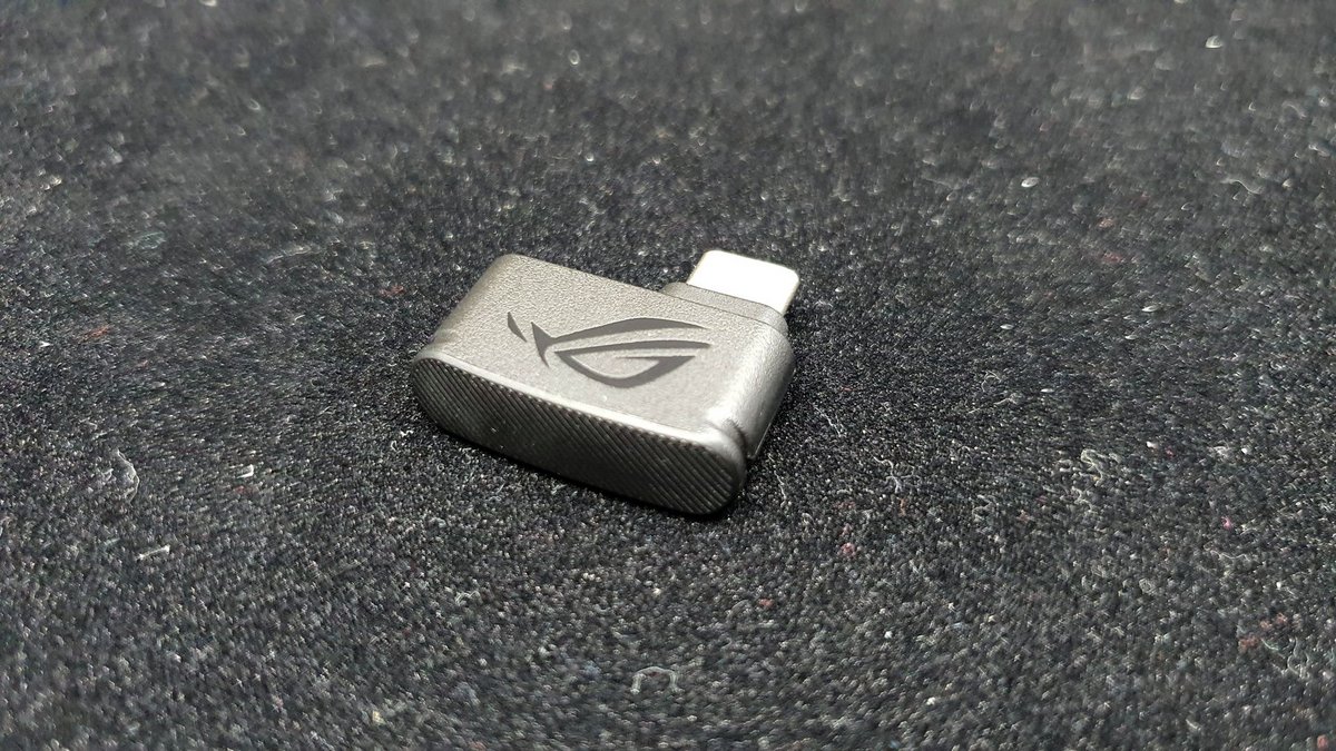 Le fameux dongle RF 2,4 GHz à connecter en USB-C : un adaptateur USB-A est livré © Nerces