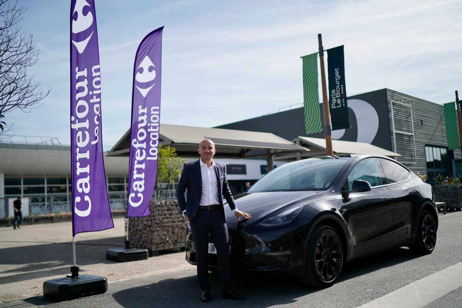 Envie de conduire une Tesla sans l'acheter ? Carrefour lance une offre de location en France