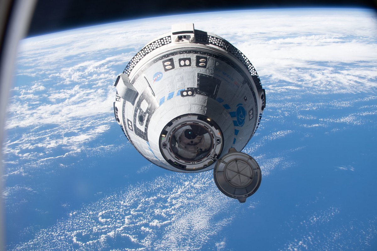 La capsule Starliner toute proche de l'ISS pour son premier vol orbital réussi en mai 2022. © NASA