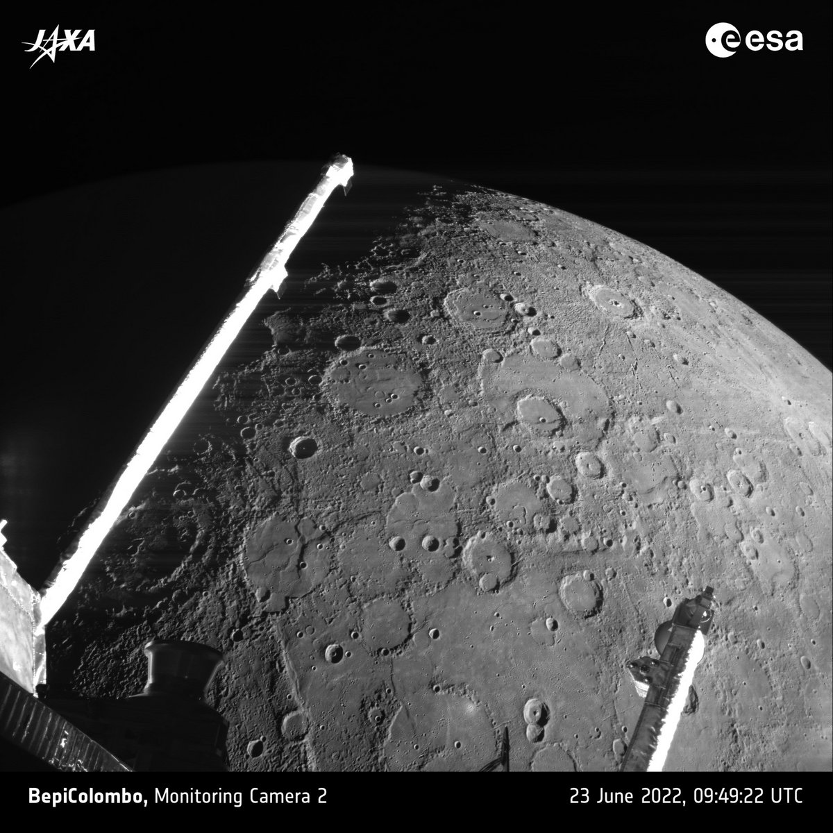 Souvent comparée à la Lune, Mercure a ses cratères bien à elle ! © ESA/JAXA/Bepicolombo
