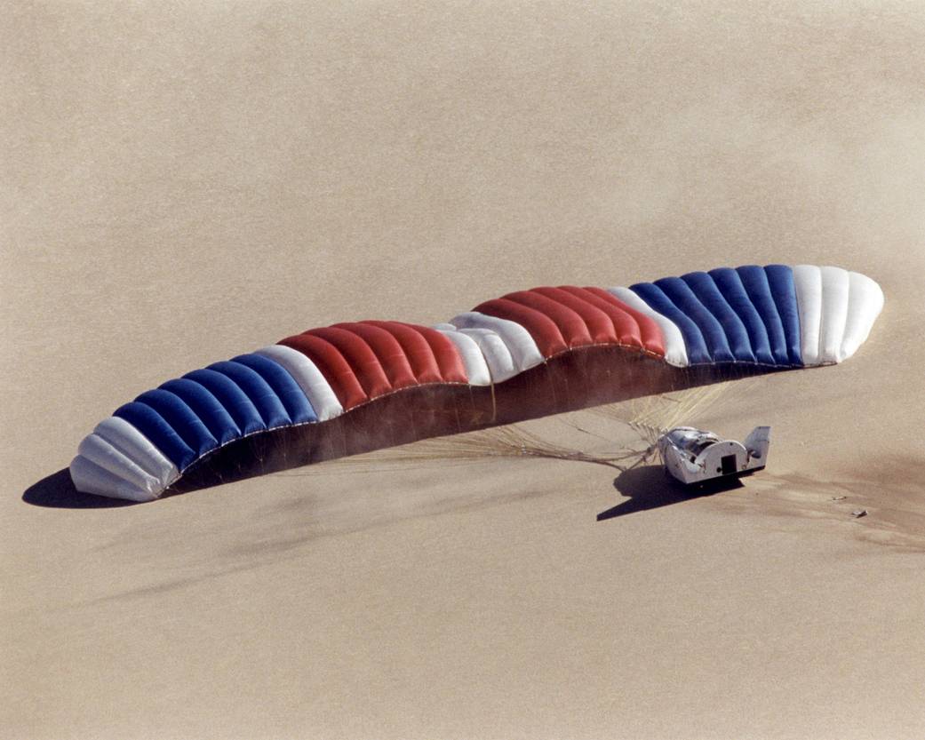 C&#039;est vraiment un grand, un très grand parachute/parapente. Crédits NASA