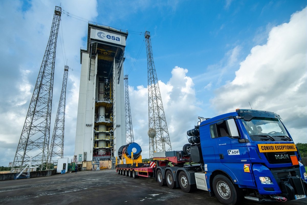 Vega-C, comme Vega, est assemblée à la verticale sous le portique mobile de la ZLV © ESA/CNES/CSG