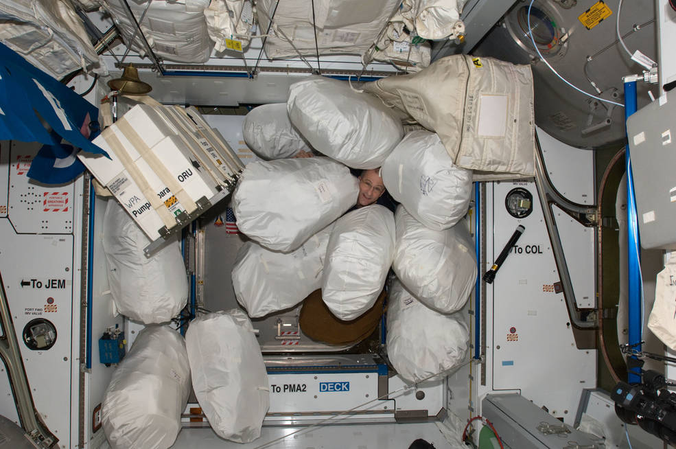 La vie à bord, c'est aussi les déchets. Fussent-ils dans de beaux sacs blancs... © NASA