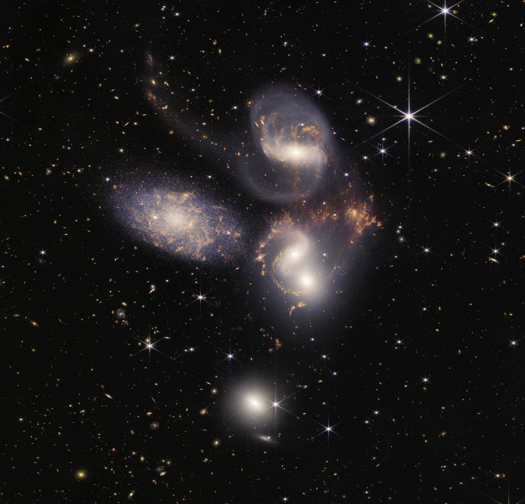 Les galaxies de la Quintette de Stephan, et une myriade d'autres plus lointaines derrière elles. L'une des premières images scientifiques du télescope James Webb...