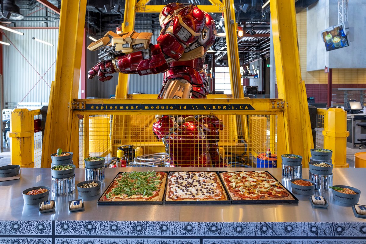 Le Hulkbuster veille sur les pizzas du restaurant Stark Factory (© Disneyland Paris)