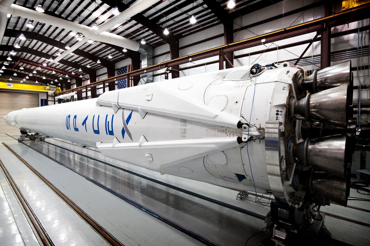 Une Falcon 9 V1.1 avec la première génération de pieds destinés à se poser. Crédits SpaceX