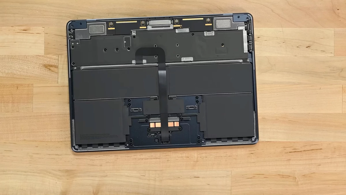 MacBook Air M2-3 © © iFixit