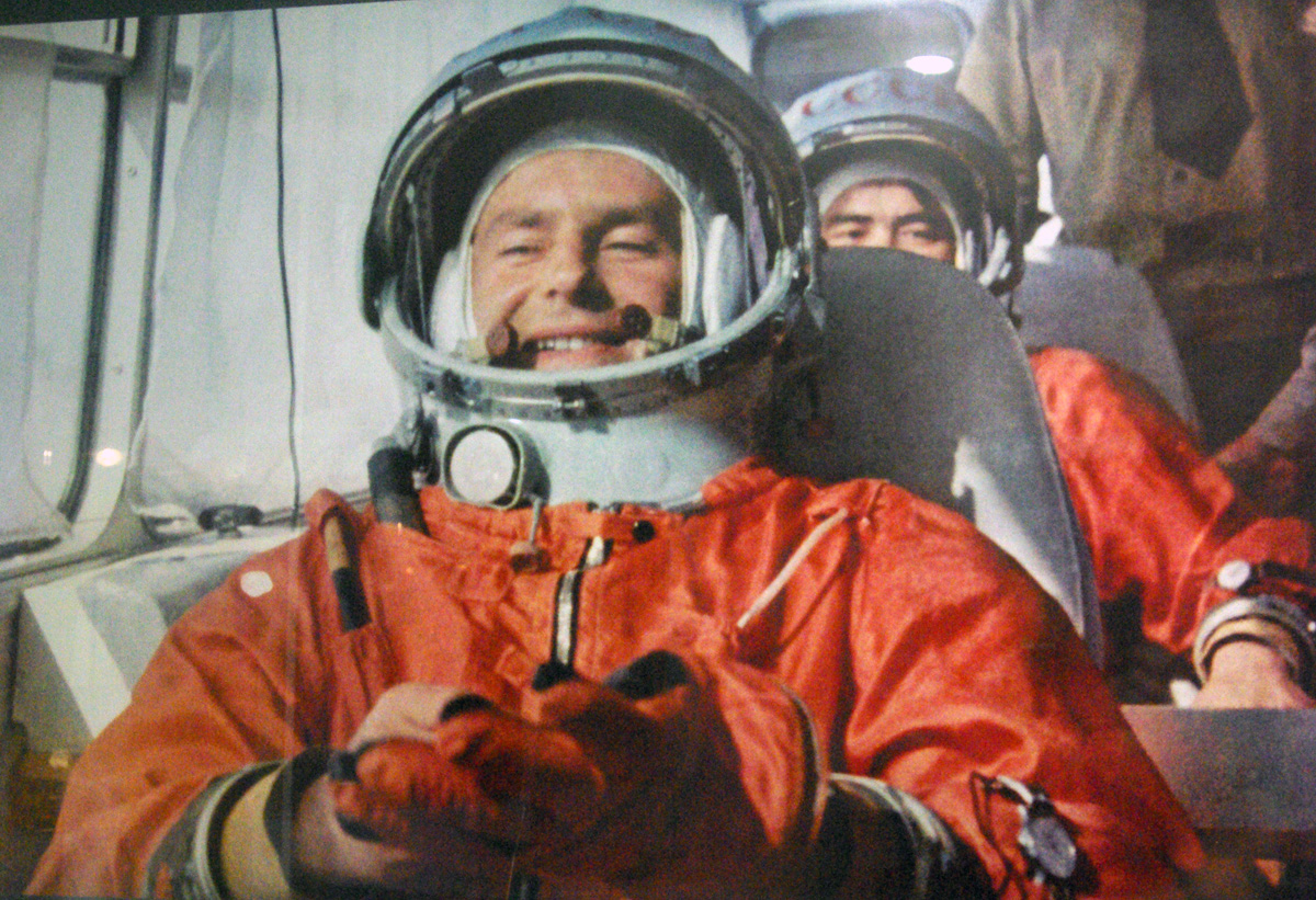 Hermann Titov en route pour le site de lancement de sa capsule Vostok-2. Avec le sourire ! Crédits URSS/N.A. via Kosmonavtika.com