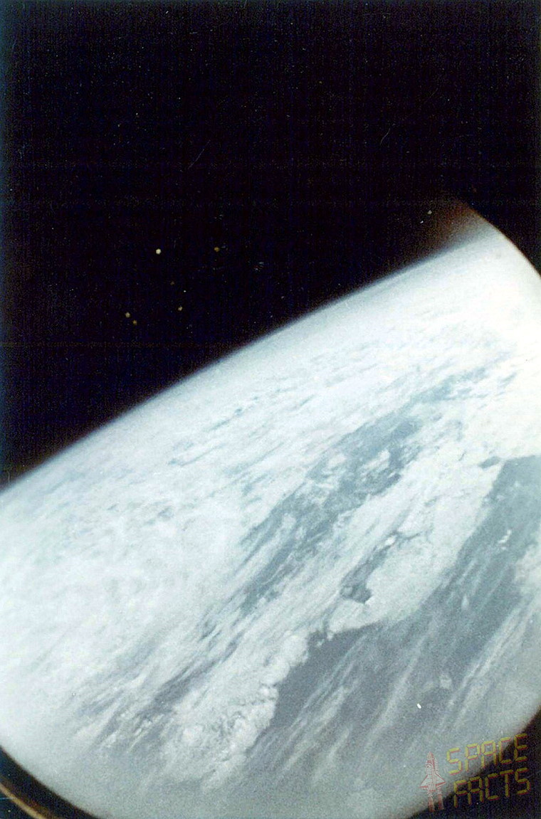 La Terre, vue depuis la capsule Vostok-2. Crédits URSS/H. Titov via Spacefacts.de