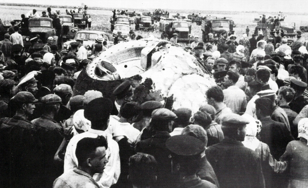 Vostok 2 capsule au sol foule © URSS/N.A. via kosmonavtika.com