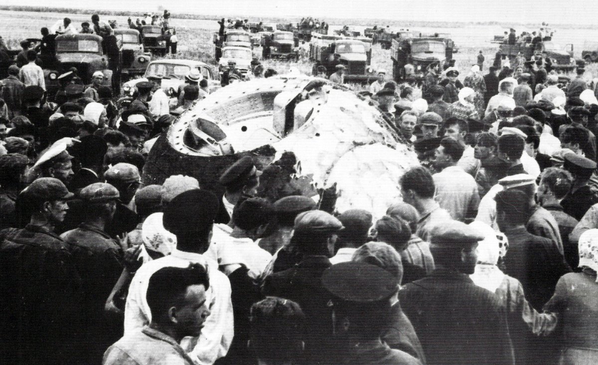 Une fois la capsule au sol, la foule arrive pour célébrer l&#039;événement. Crédits URSS/N.A. via Kosmonavtika.com