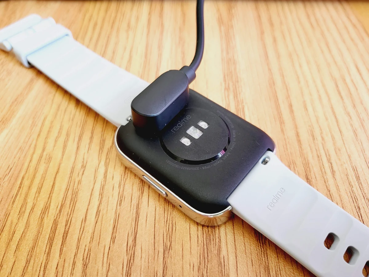 realme Watch 3 - Chargeur © Johan Gautreau