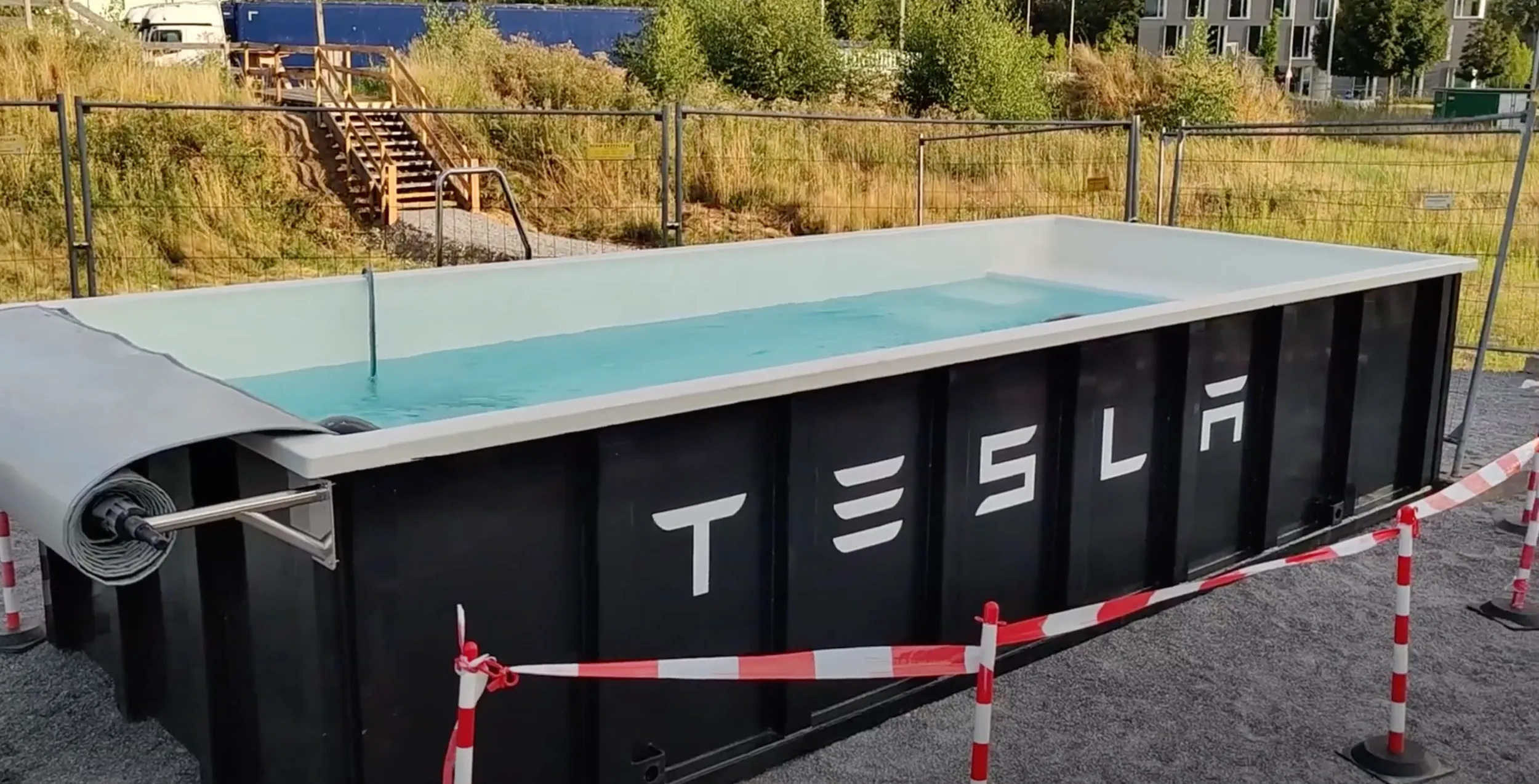 Non, vous ne rêvez pas ! Tesla a installé une piscine sur un Superchargeur