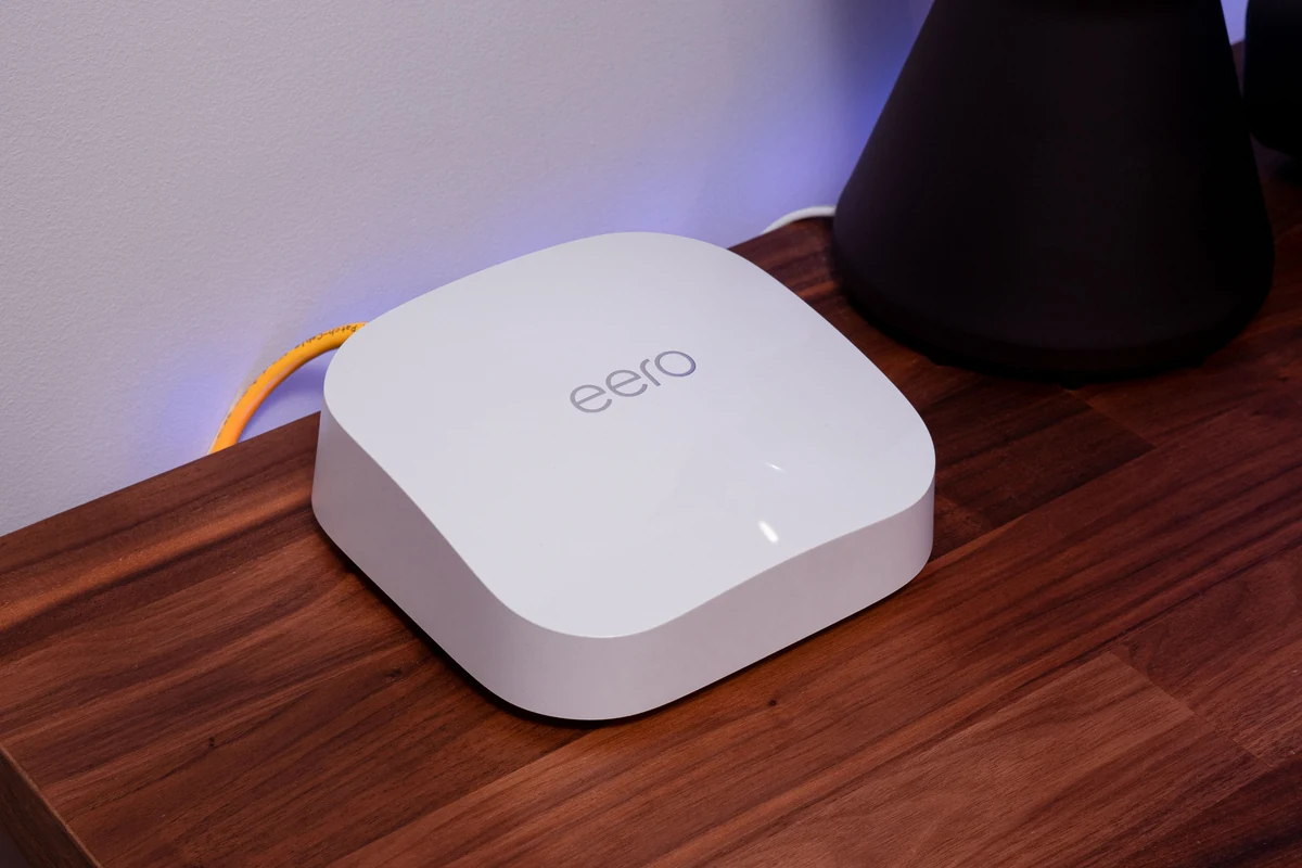 Eero Pro 6E Wi-Fi allumé © Édouard Patout