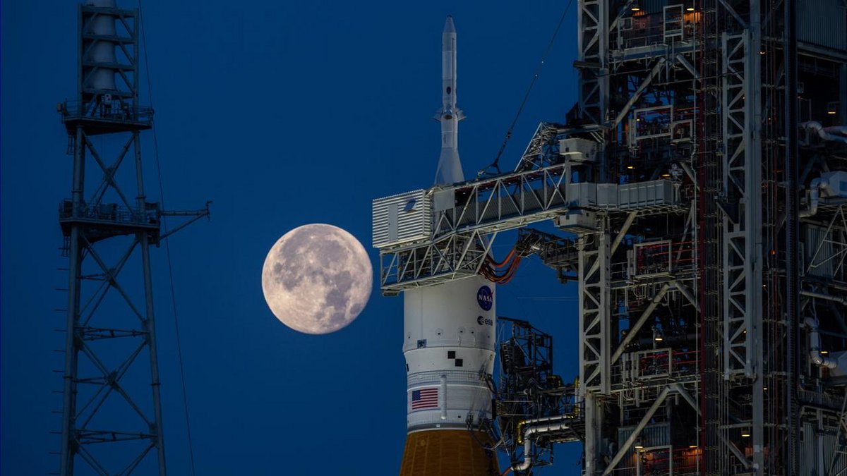 SLS Artemis 1 pré-décollage avec Lune © NASA