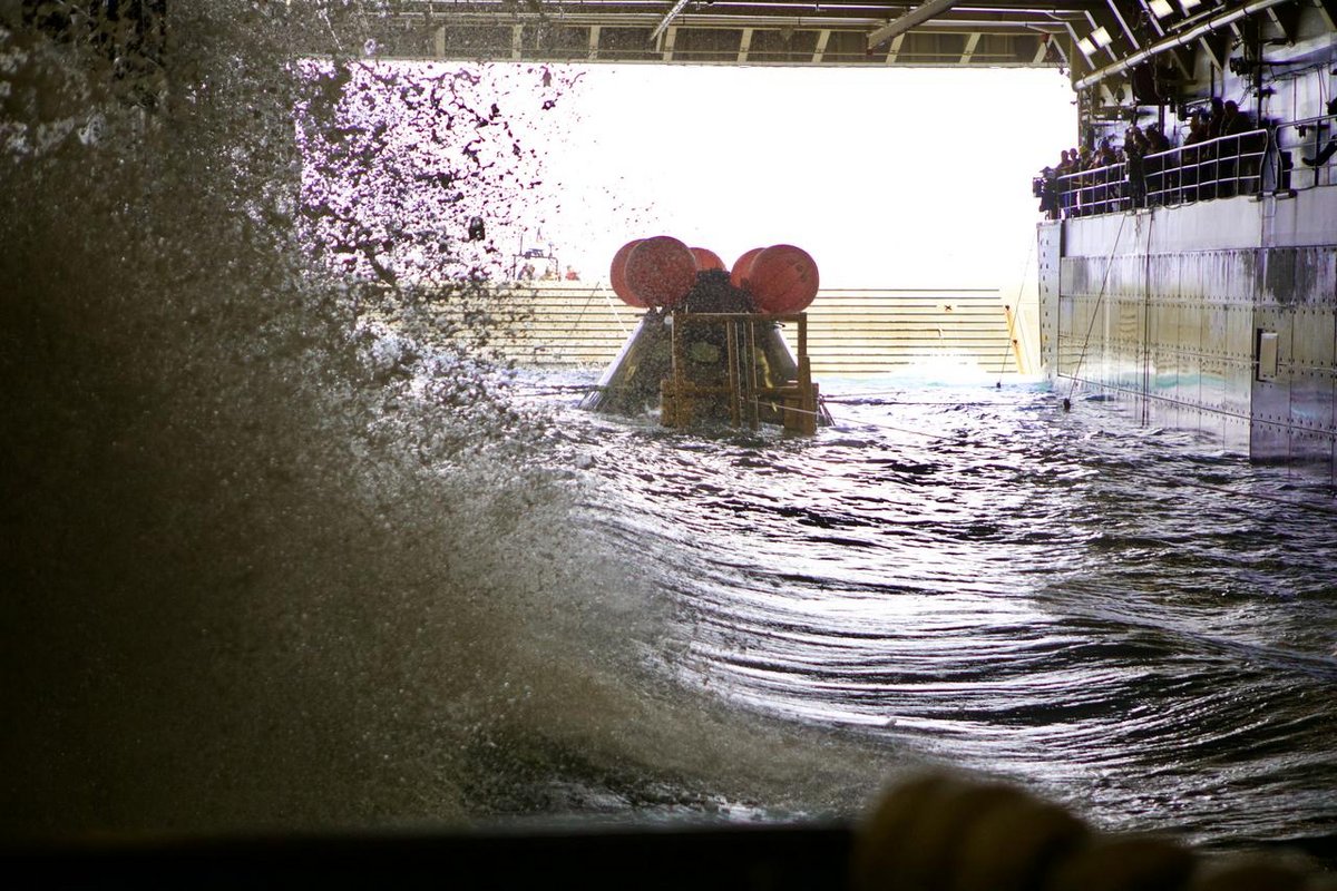 Quand la capsule sera bel et bien récupérée dans le bassin de chargement d&#039;un navire amphibie américain, alors ce sera gagné ! © NASA / Frank Michaux