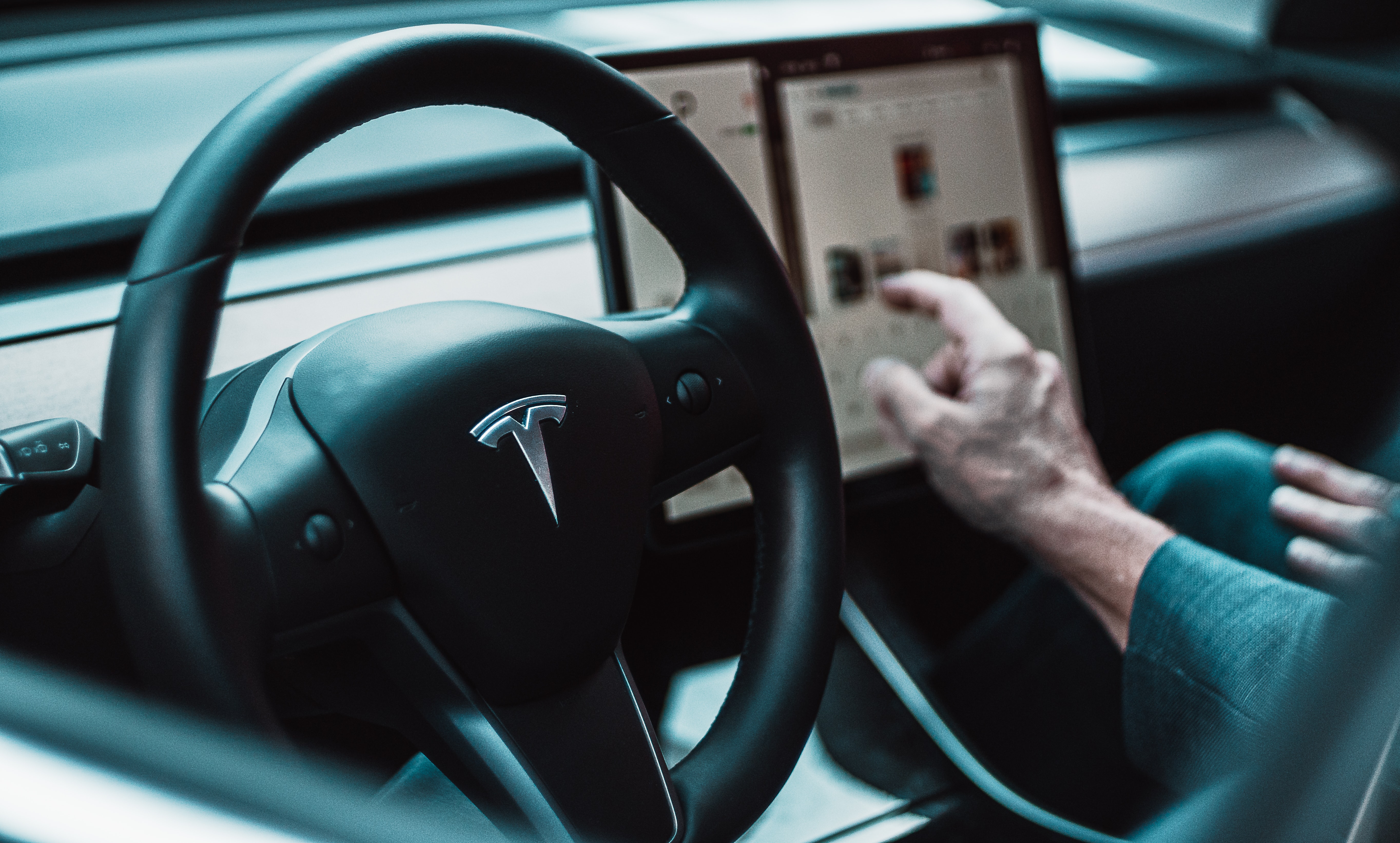 Tesla : la conduite autonome testée avec succès... place de l'Étoile, à Paris !
