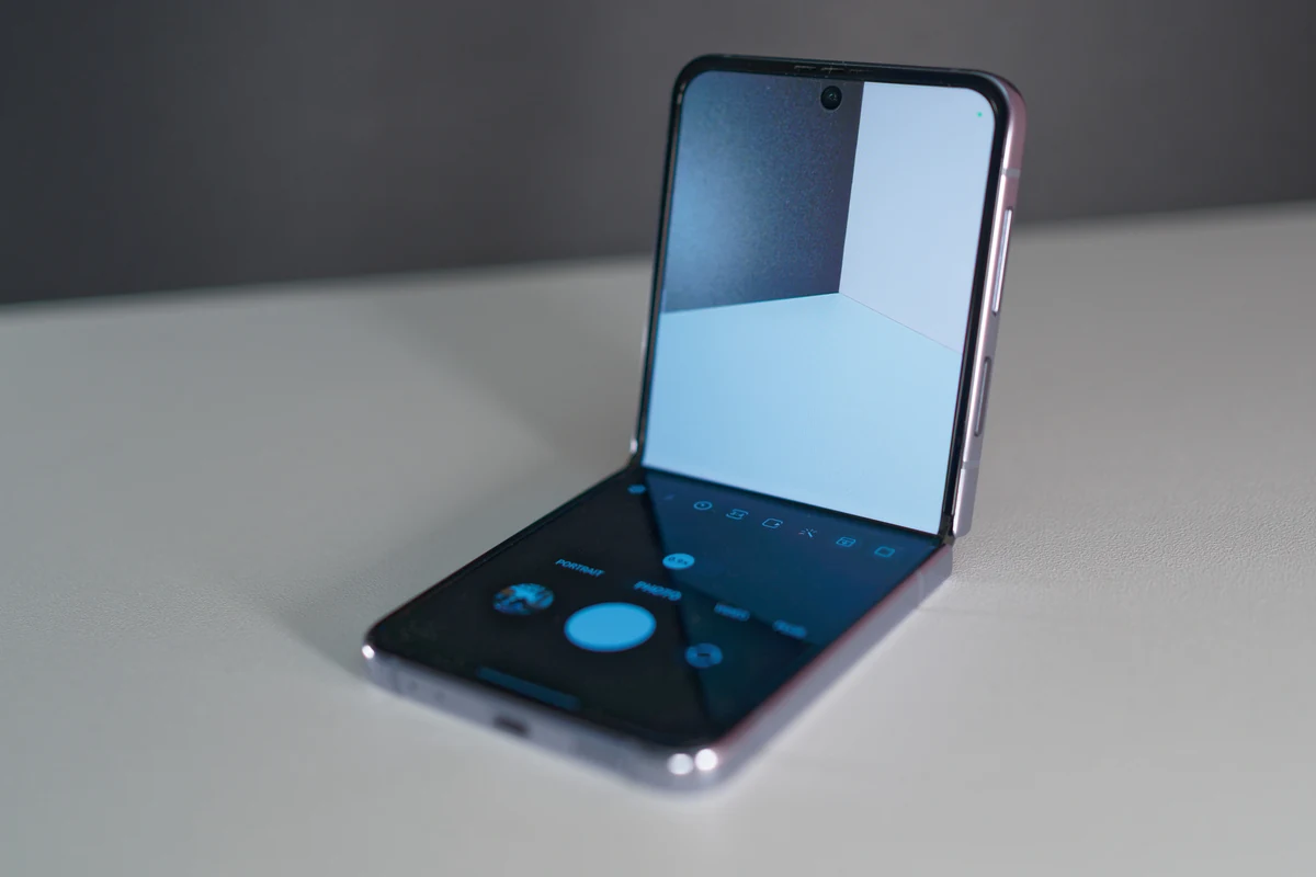 Samsung Galaxy Z Flip 4 © © Marc Mitrani pour Clubic