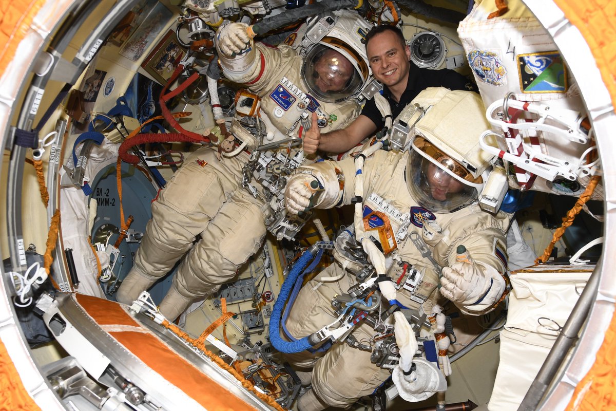 Oleg Artemyev, Denis Matveev et le troisième membre d'équipe russe actuellement, Sergei Korsakov © Roscosmos