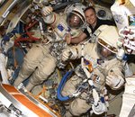 Deux cosmonautes russes préparent une sortie spatiale malgré un problème de scaphandre