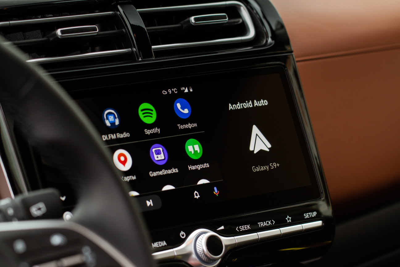 Si la nouvelle interface d'Android Auto est en retard... c'est pour supplanter celle d'Apple CarPlay