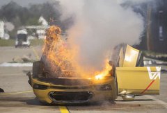 AXA simule l'incendie d'une Tesla lors d'un crash test pipeauté... mais pour prouver quoi ?