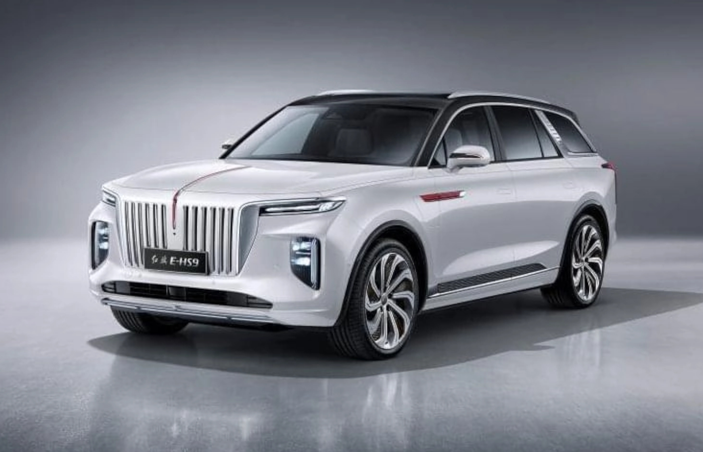 Hongqi débarque en Europe avec un SUV électrique pour le moins imposant