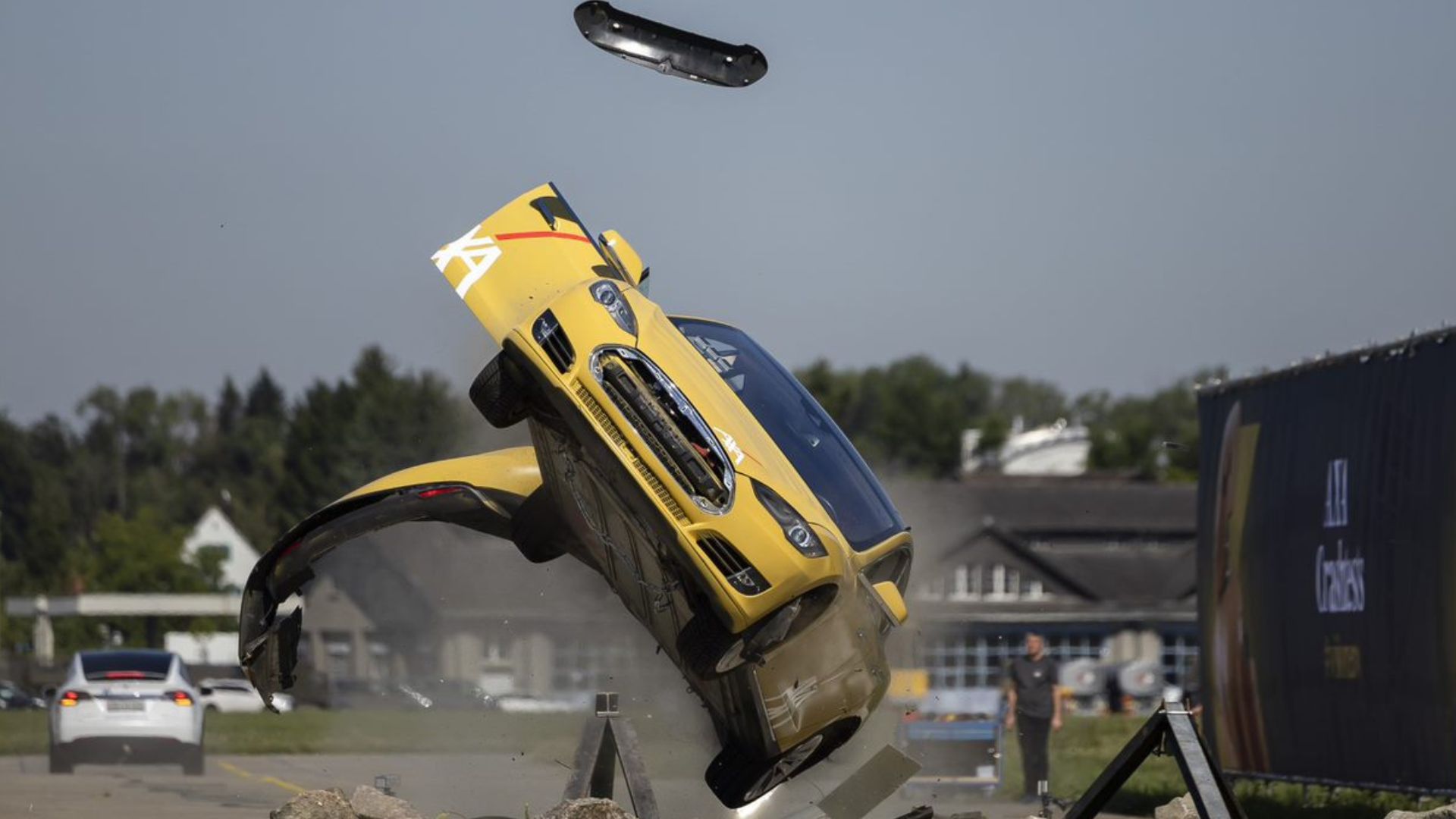 Crash-test d'une voiture électrique trafiquée : AXA présente ses excuses