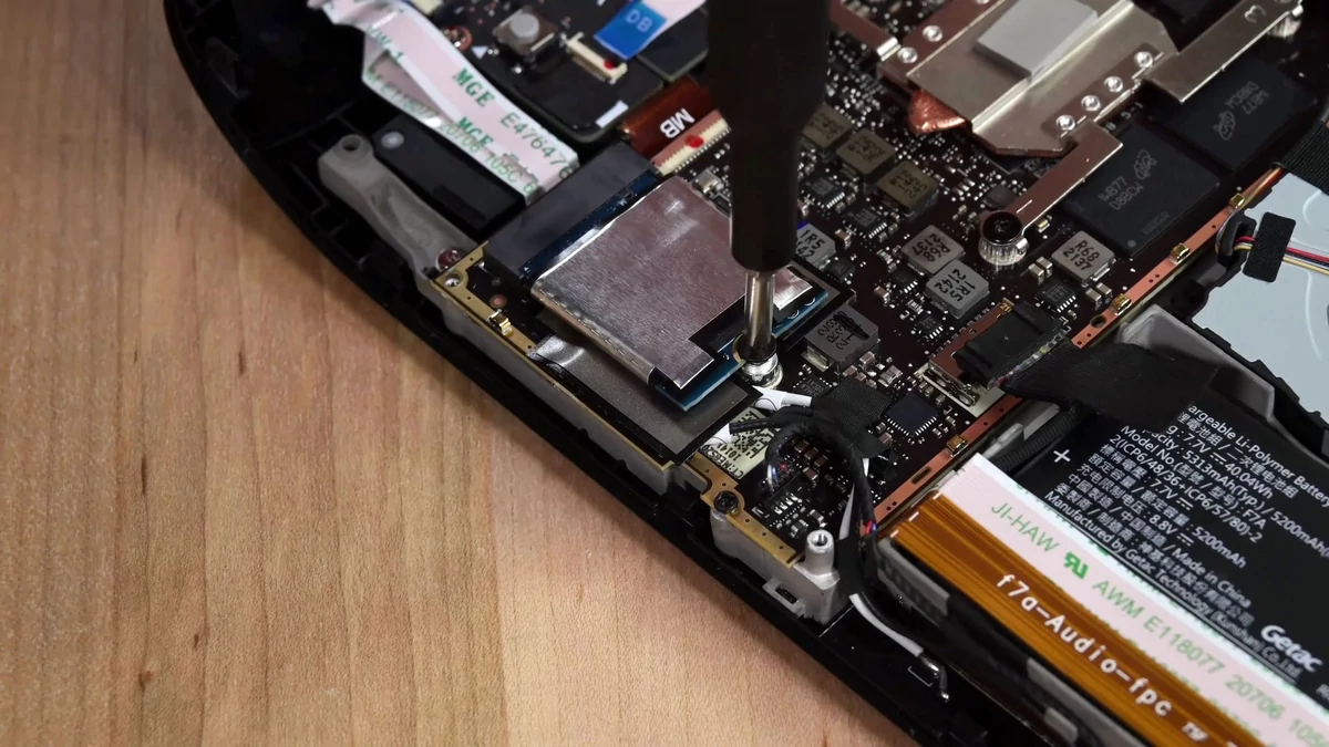 Kioxia BG5 vs SSD Valve - Steam Deck © IFixIt