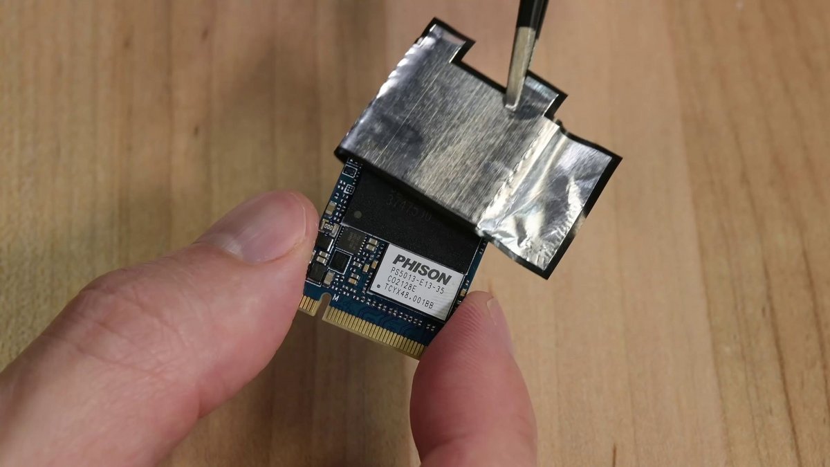 Retirer la petite enveloppe de blindage du SSD Valve pour la mettre sur notre nouveau SSD © IFixIt