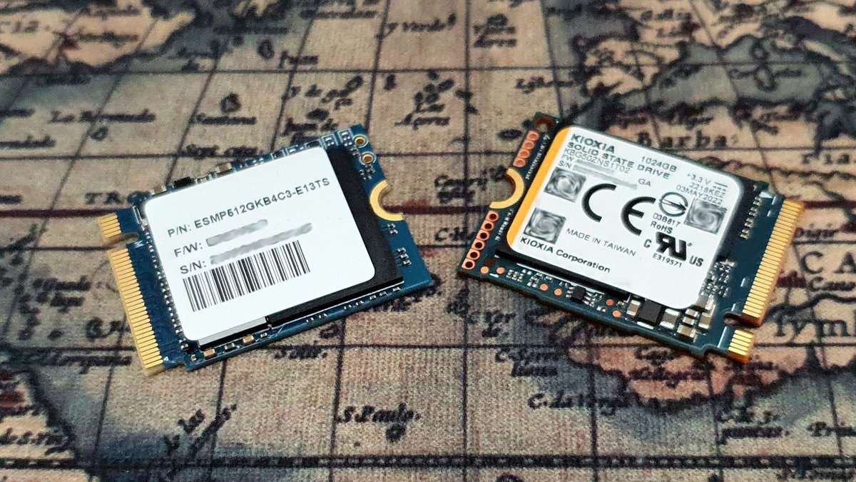 Côte à côte, les SSD 2230 de Valve (à gauche) et de Kioxia (à droite) © Nerces