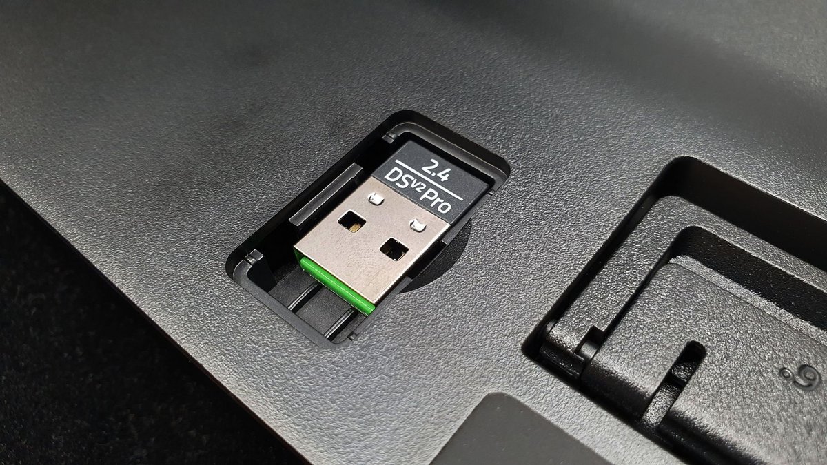 Un petit compartiment fort bien vu pour ranger le dongle RF 2,4 GHz USB © Nerces
