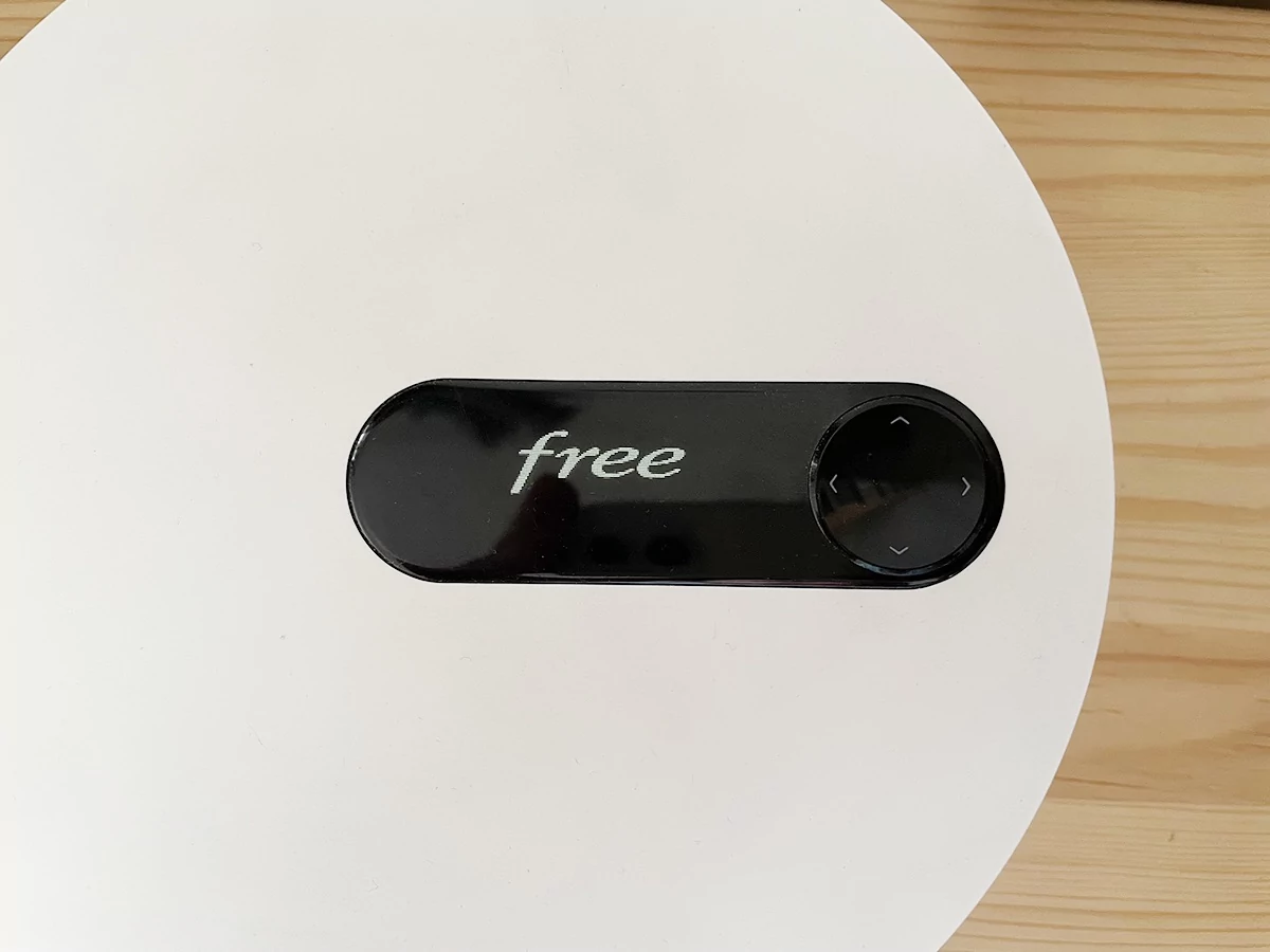 Freebox Pop : ecran OLED © Stephane Ruscher / Clubic.com