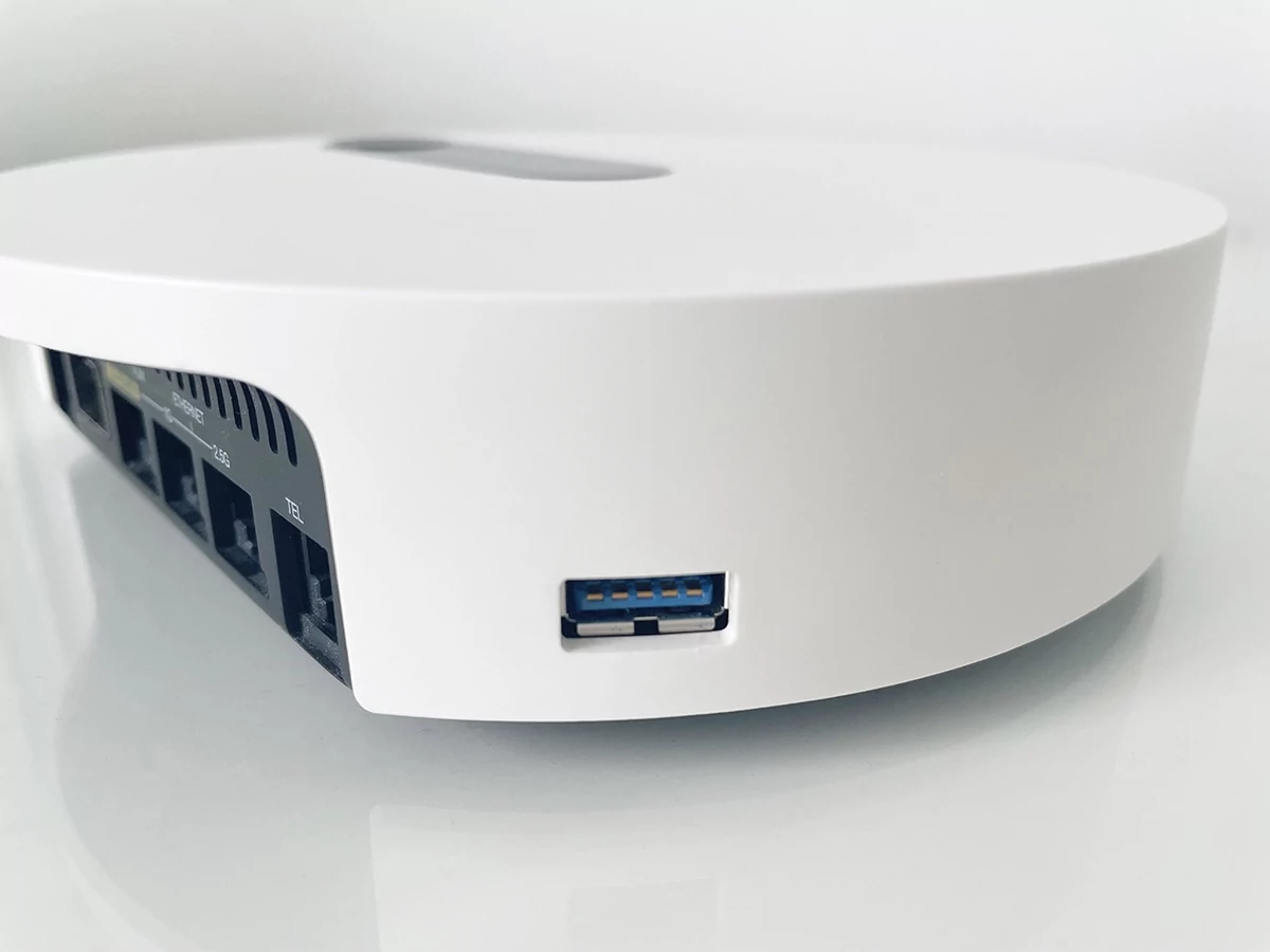 Freebox Pop : port USB pour disque dur externe © Stephane Ruscher / Clubic.com
