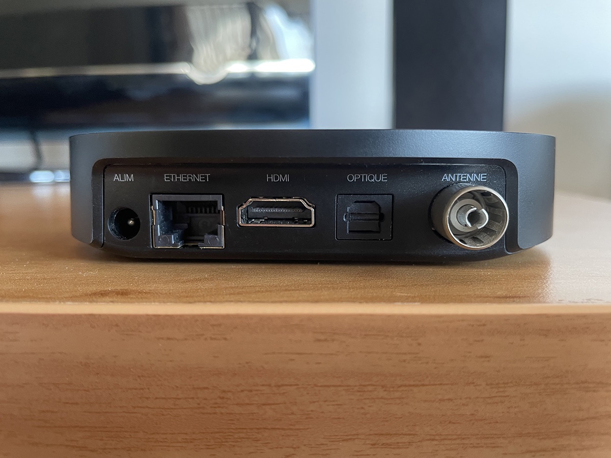 La connectique a tout ce qu&#039;il faut : HDMI, optique, Ethernet et antenne © Stéphane Ruscher