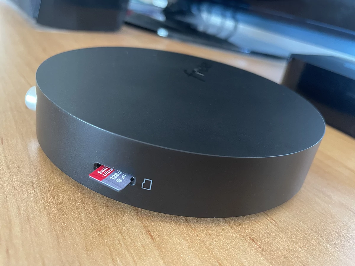 Freebox Pop : lecteur microSD © Stephane Ruscher / Clubic.com