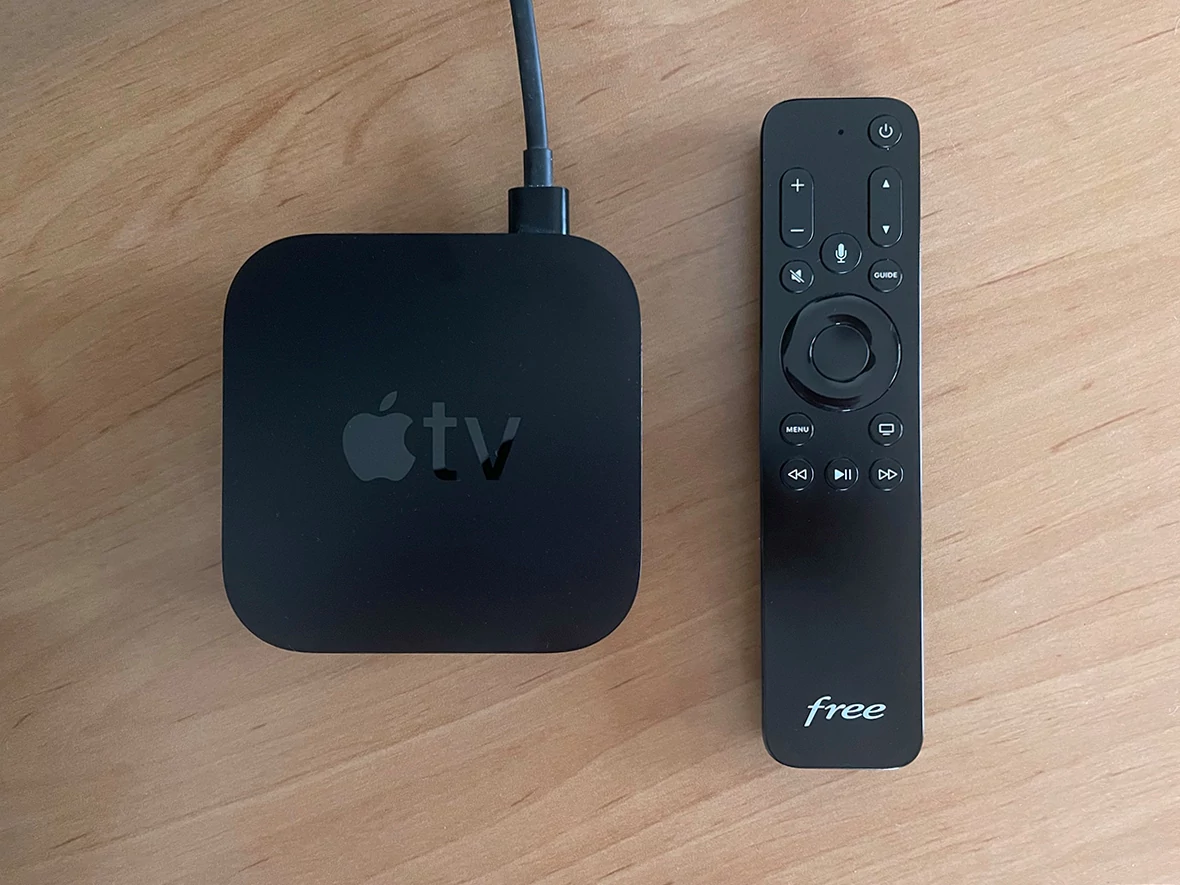Apple TV 4K et télécommande Free © Stephane Ruscher / Clubic.com