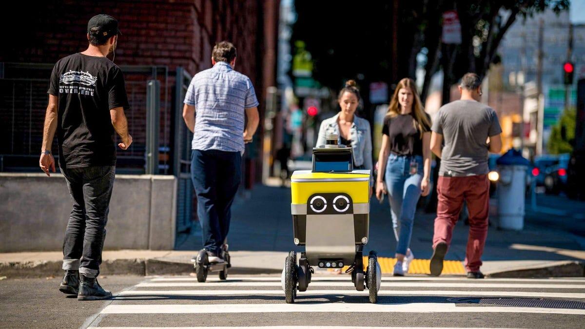 Tranquille, un robot-livreur Uber Eats traverse une zone sécurisée par la police à Los Angeles