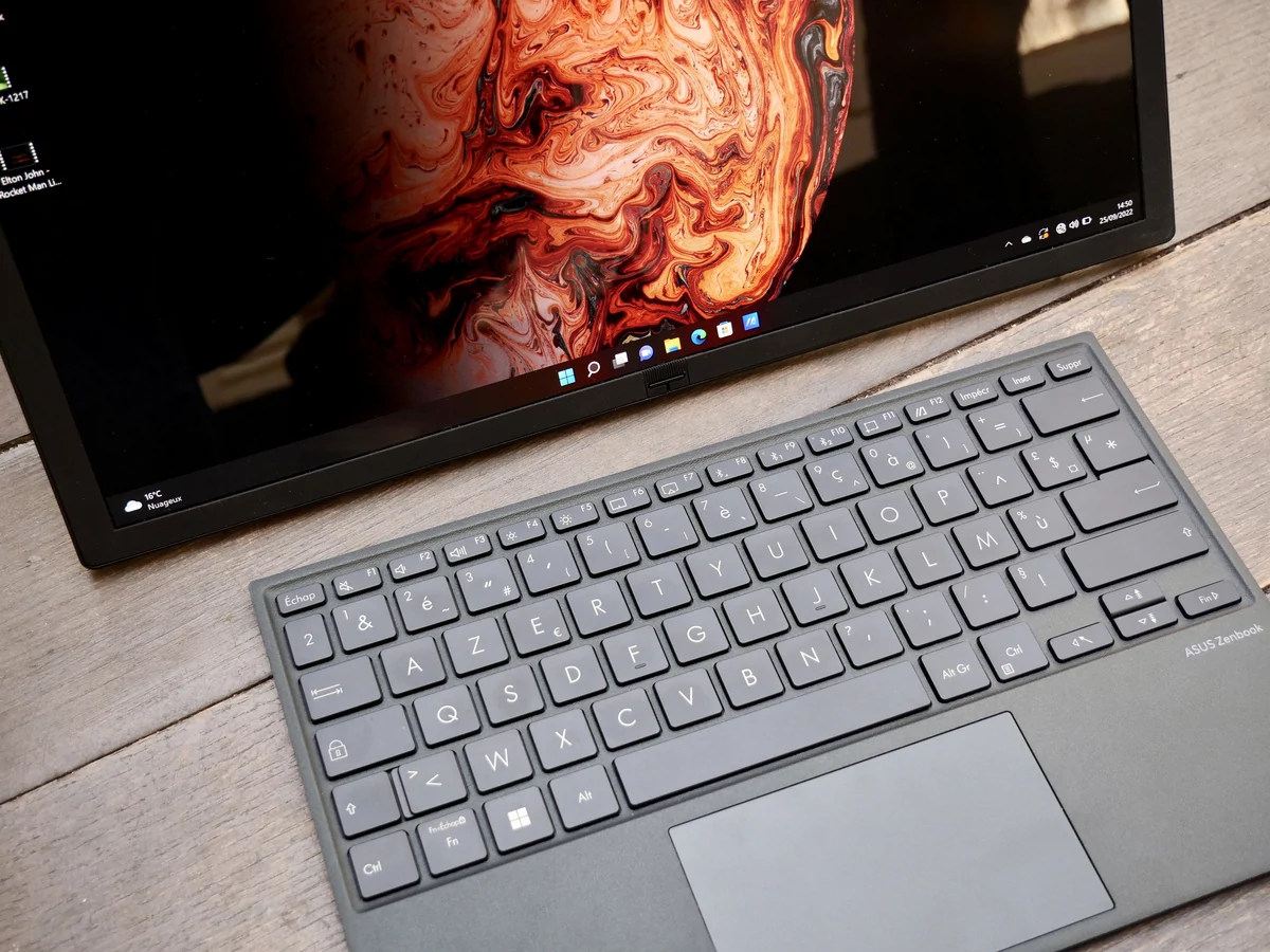 Asus Zenbook 17 Fold OLED (UX9702)-6 © © Nathan Le Gohlisse pour Clubic