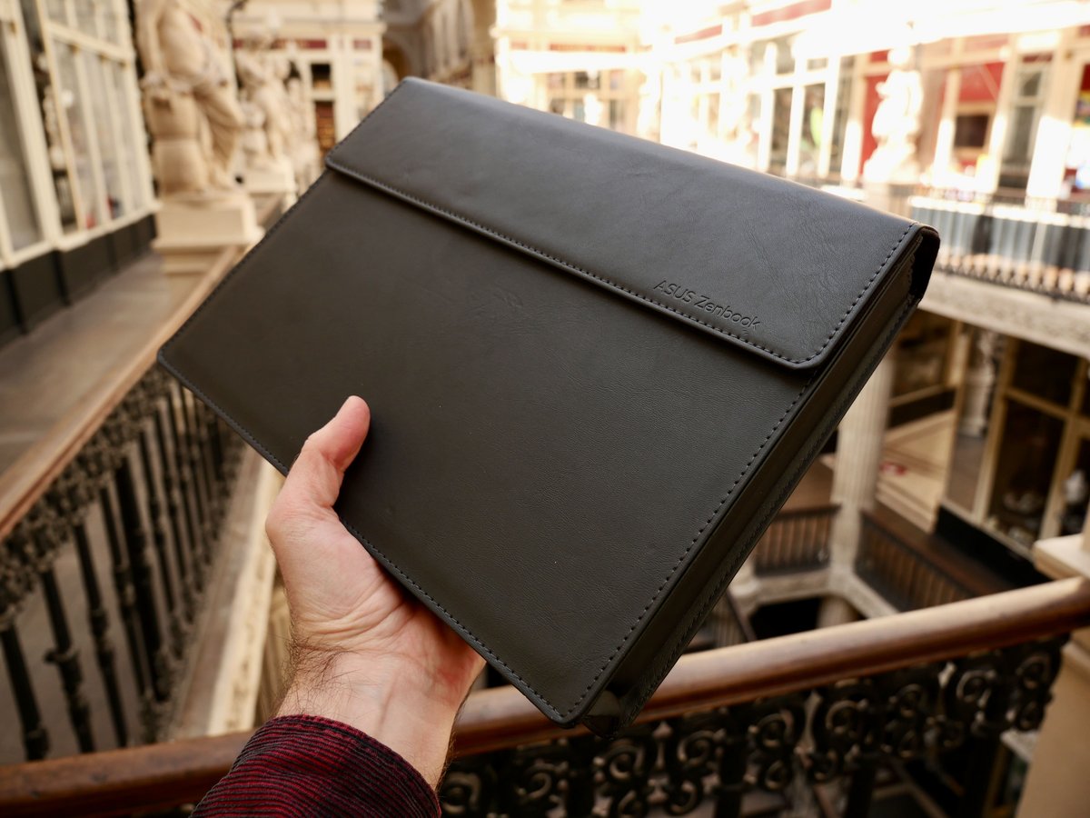 Asus Zenbook 17 Fold OLED (UX9702)-8 © © Nathan Le Gohlisse pour Clubic
