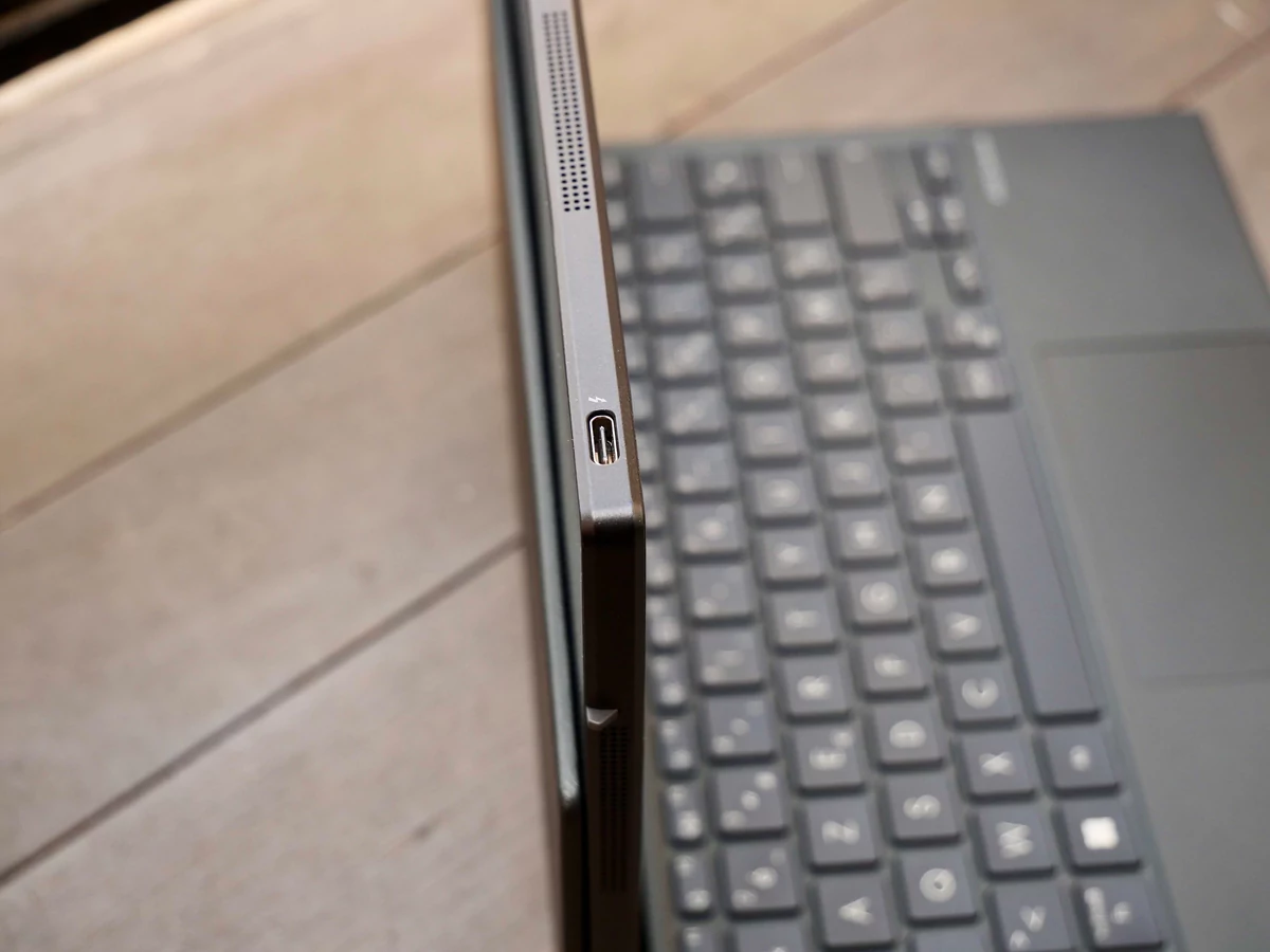 Asus Zenbook 17 Fold OLED (UX9702)-21 © © Nathan Le Gohlisse pour Clubic