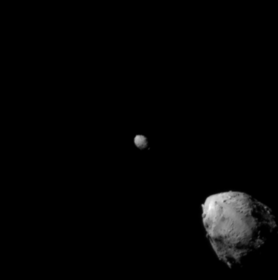 Le duo Didymos (à droite) et Dimorphos (au centre), vu par DART à quelques poignées de seconde de l&#039;impact © NASA / John Hopkins APL
