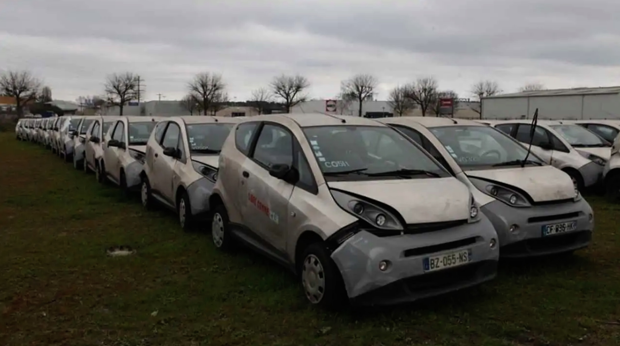 Là où meurent les Autolib... un cimetière découvert en pleine campagne