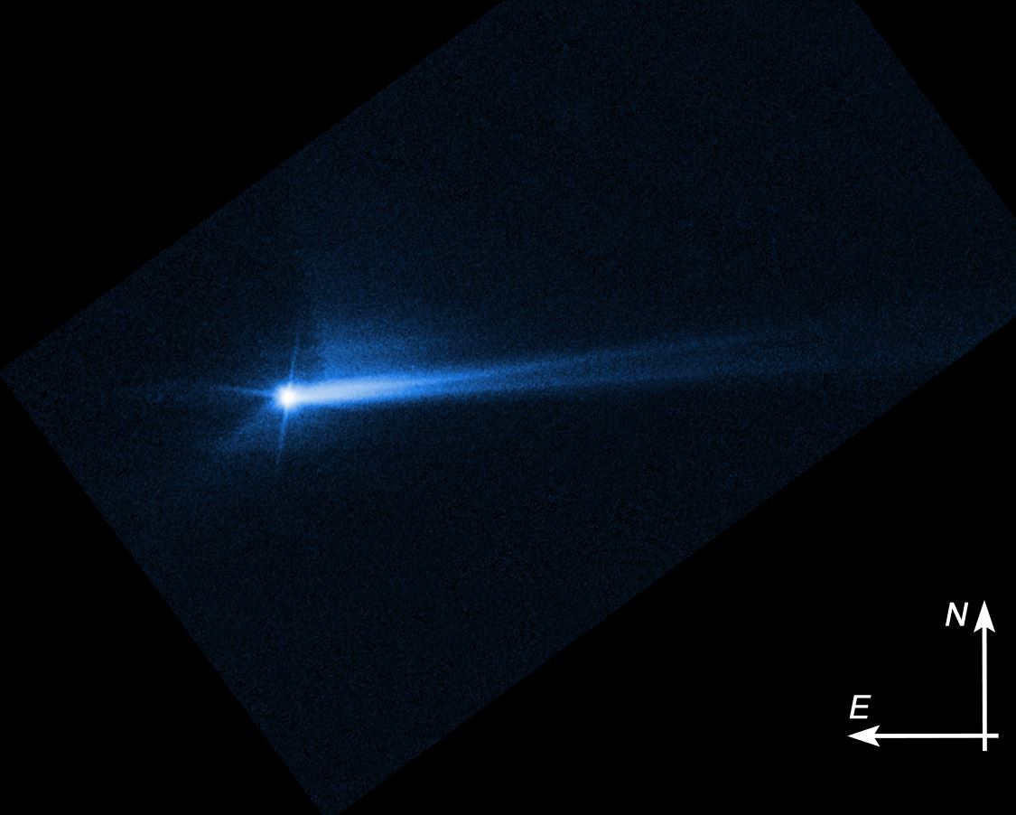 DART, observé par Hubble quelques heures après l&#039;impact. La &quot;queue&quot; de débris est restée depuis, mais dans quel état exact est l&#039;astéroïde ? Il faudra attendre pour le savoir... © NASA / ESA / HST