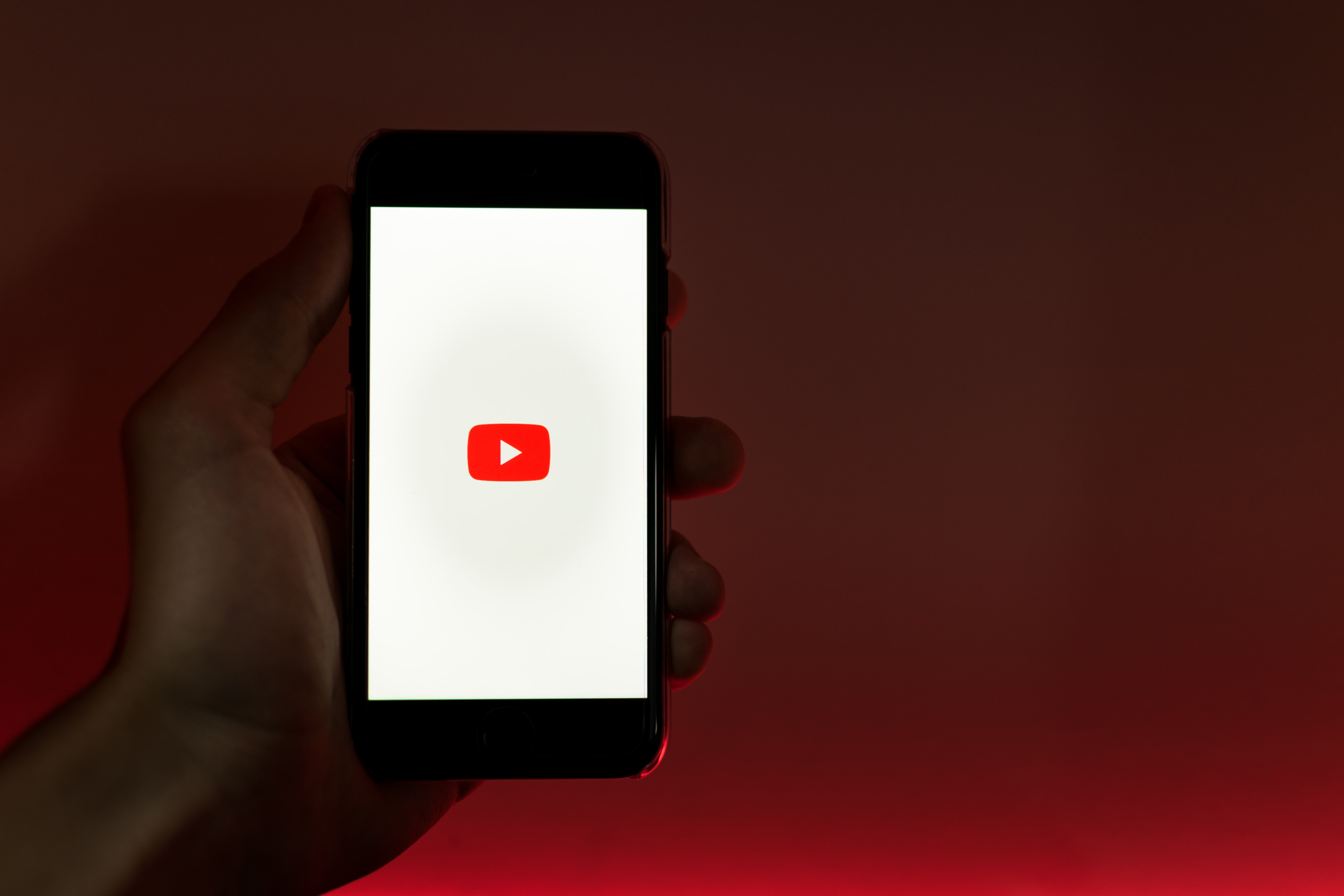 Comment YouTube tente de s'emparer de la télévision, financé par la pub