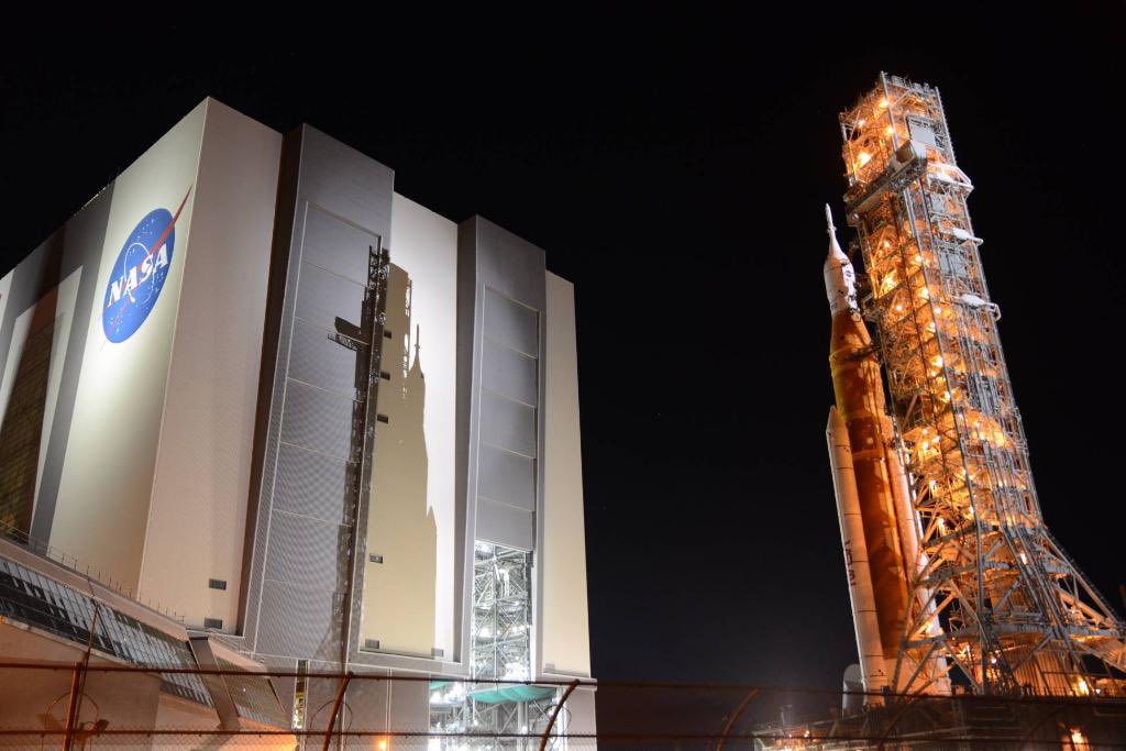 SLS est sortie du VAB ce matin, dans la nuit de Floride. Crédits : NASA